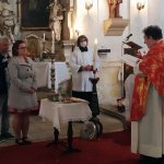 Farnost Bečov nad Teplou » Křest s biřmováním udělený při Svatodušní vigilii v sobotu 30. května 2020 v kostele sv. Jiří